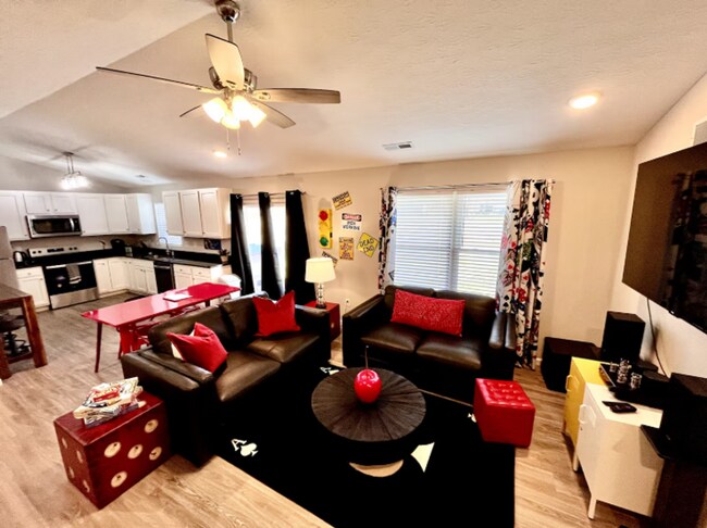 Building Photo - Vibrant 4 Bedroom Getaway with Hot Tub