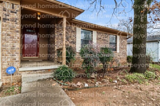 Building Photo - This Cozy 3 bedroom / 2 full bath and 1,42...