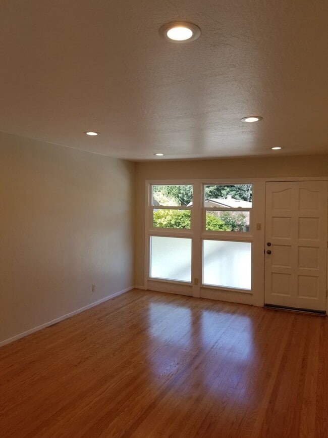 Building Photo - 2076 Donald Dr