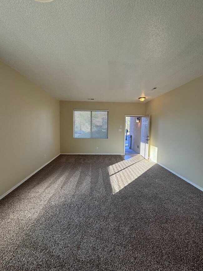 Foto del edificio - MOVE IN SPECIAL!! 1/2 off 2nd months rent!...
