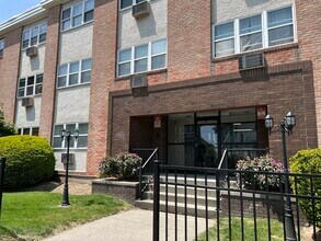 Building Photo - 45 Monroe St