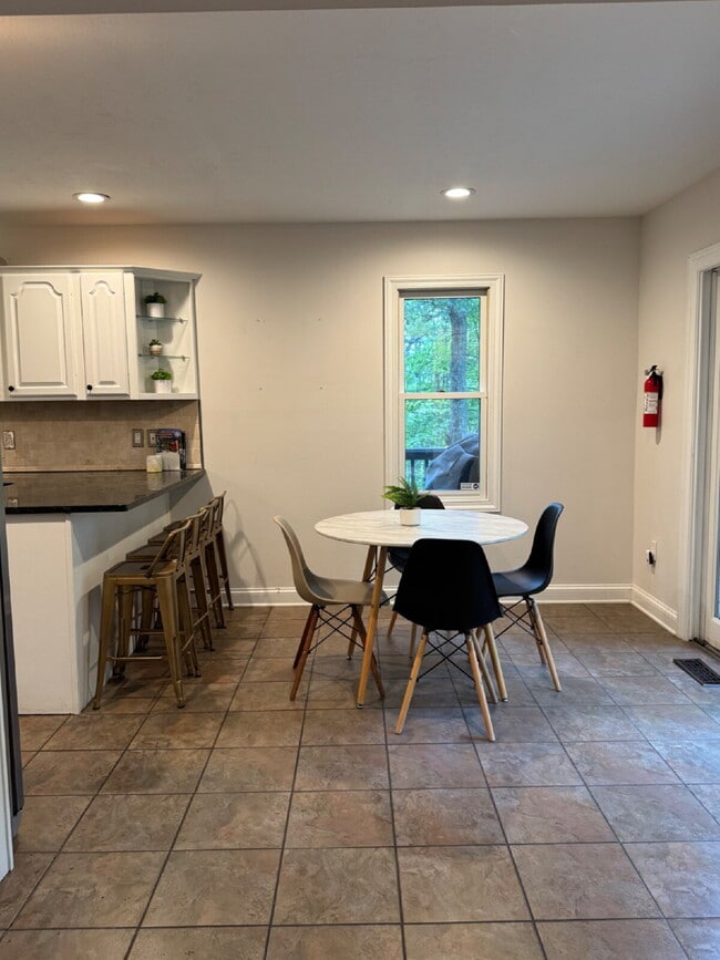 Building Photo - Fairview home 5 bedroom 3 1/2 bathroom home