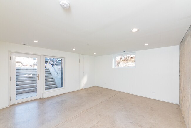 Building Photo - 2611 W Gladys Ave