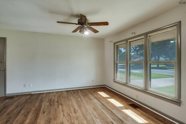 Foto del edificio - 4300 Hughes Dr
