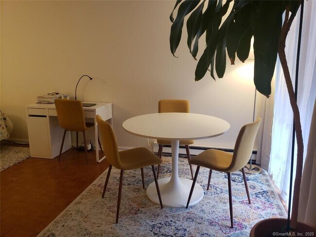 Foto del edificio - 181 Loomis Dr