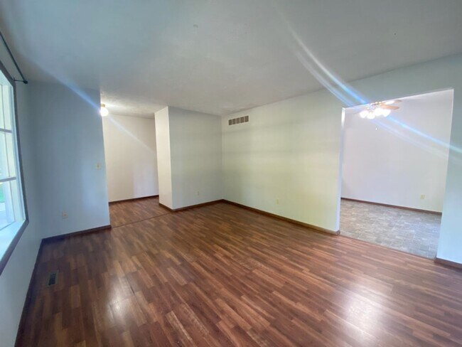 Building Photo - 3 Bedroom Home with Attached Garage!