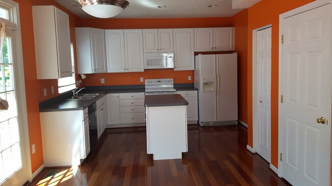 Building Photo - 8020 Merry Chase Ct