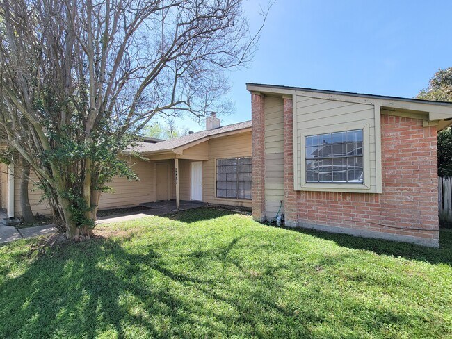 Building Photo - 10059 Emerald Creek Dr