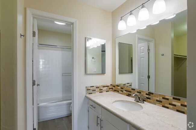1 habitación, 1 baño - 545 pies cuadrados - Baño - Latham Court Apartments