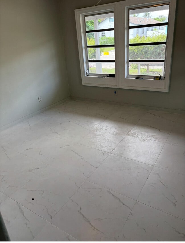 Building Photo - 706 N E St