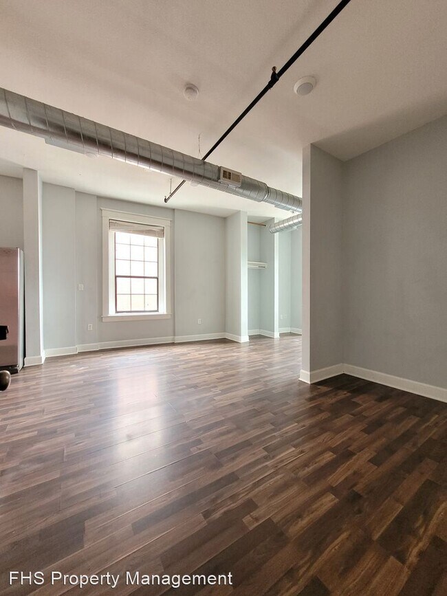 Building Photo - 1 br, 1 bath House - 302 W Commercial Unit...