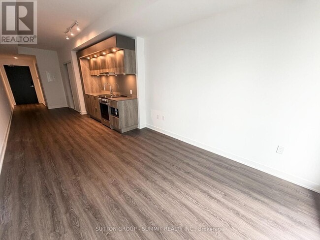 Building Photo - 448 Burnhamthorpe Rd W