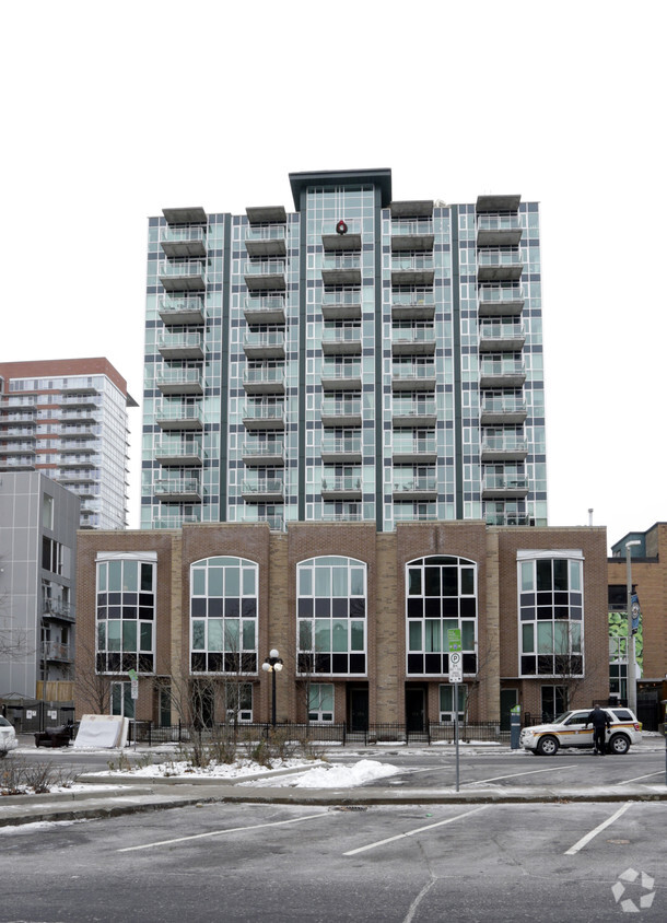 Building Photo - York Plaza