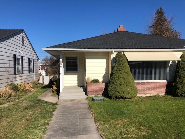 Building Photo - SINGLE LEVEL, 3 BEDROOM HOME WITH DETACHED...