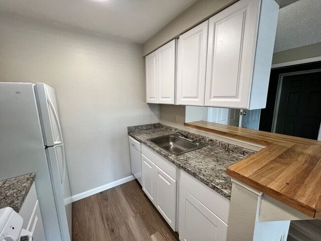 Building Photo - MOVE IN SPECIAL!! DEPOSIT MOVES YOU IN!!!