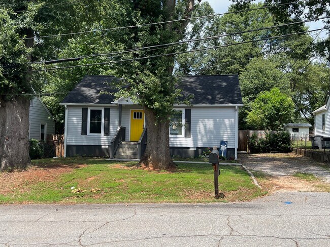 Fachada de la casa con entrada lateral - 311 Paris Mountain Ave