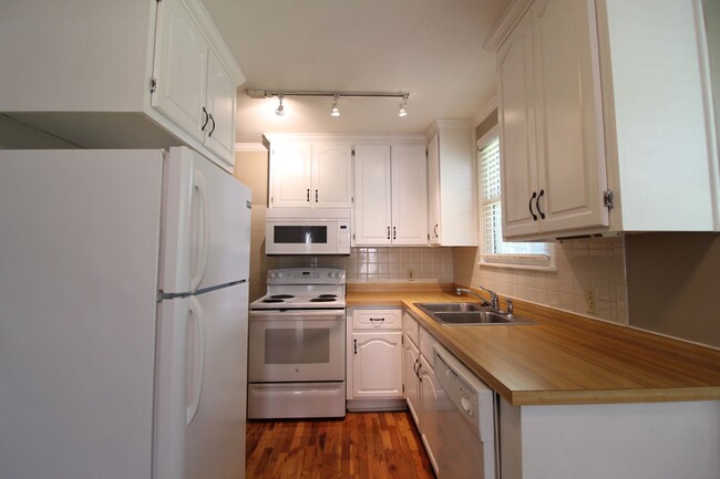 Building Photo - 2 Bedroom 1 Bath Home in Roeland Park