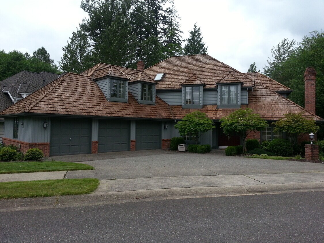 Primary Photo - Beautiful Home in Bellevue Lakemont Area