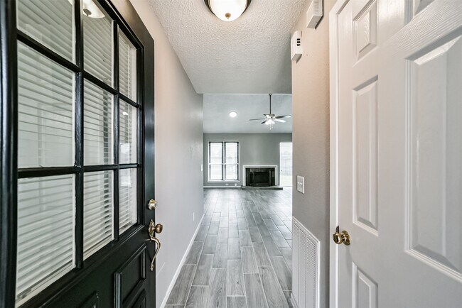 Foto del edificio - 1613 Brook Meadow Dr