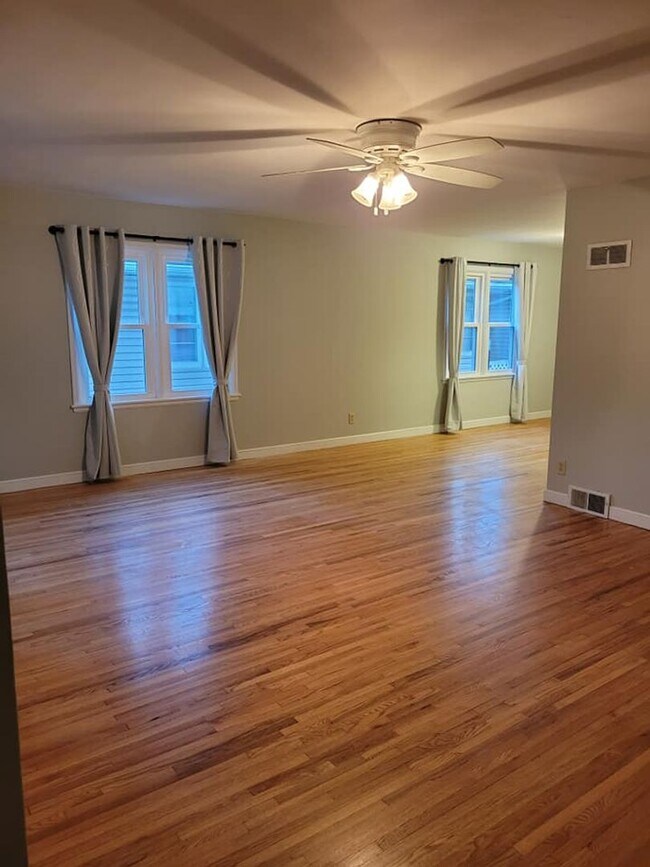 Foto del edificio - Four Bedroom House: Hilltop Madison Avenue!