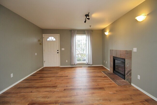 Building Photo - Bright and Cheery Newer Construction Home ...