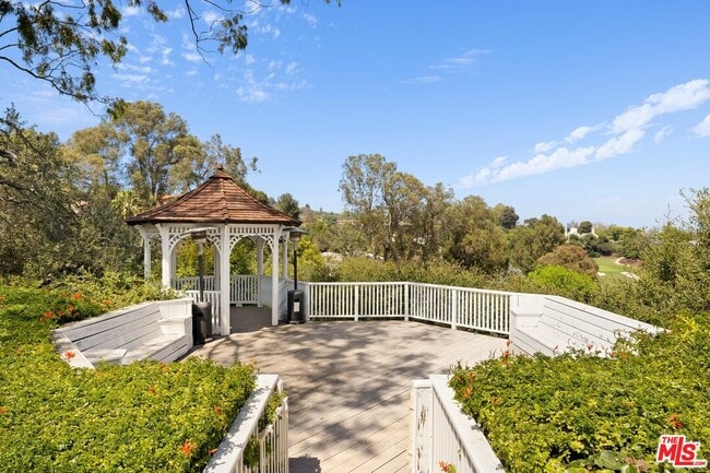 Foto del edificio - 282 Bentley Cir
