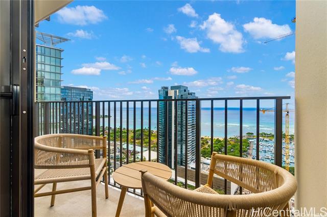 Building Photo - 987 Queen St