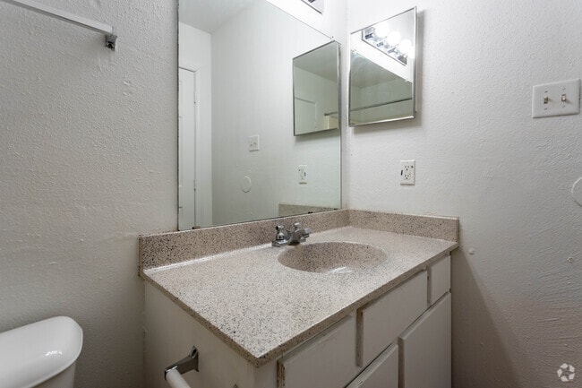 2 BR, 1 BA - 766 SF - Thorntree