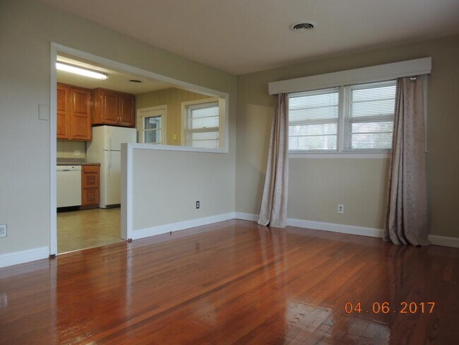 Building Photo - 204 Knob Road