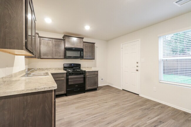Building Photo - Rivers Edge - 13504 Stonecat Dr., Conroe, ...