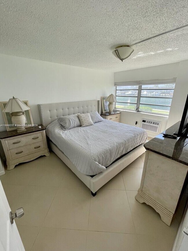 Foto del edificio - 220 Kings Point Dr