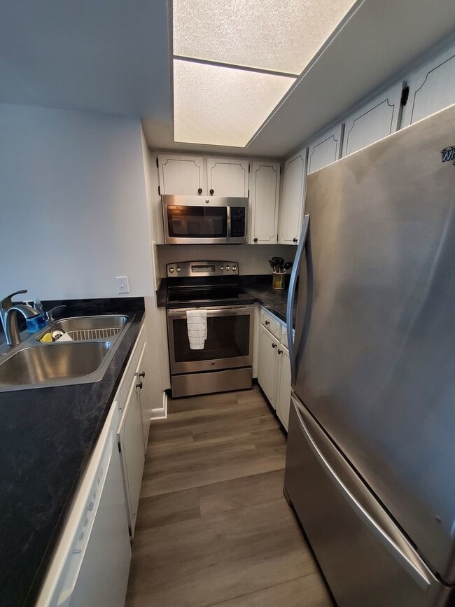 Building Photo - Waterfront 1 bedroom 1.5 bath 2nd story co...