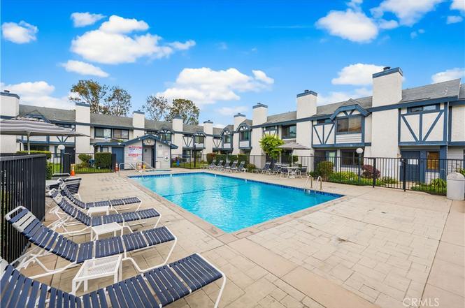 Foto del edificio - 19231 Sherman Way