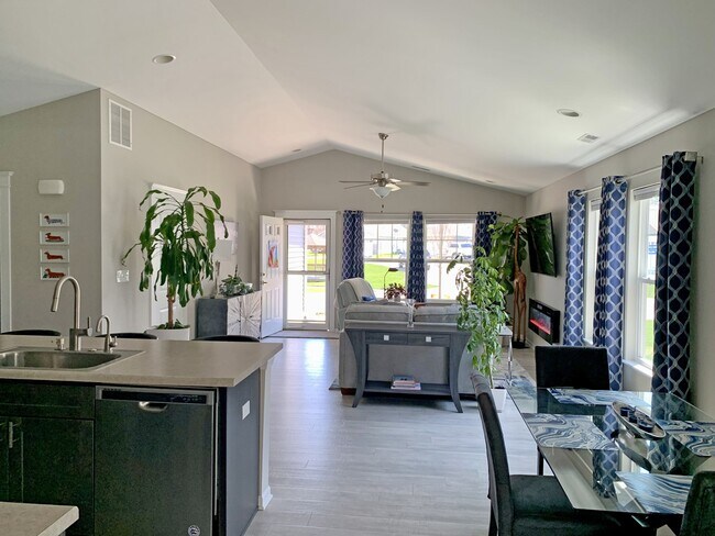 Foto del edificio - 104 Emerald Dr