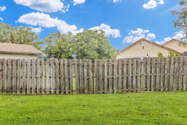 Foto del edificio - 13737 Yarmouth Dr