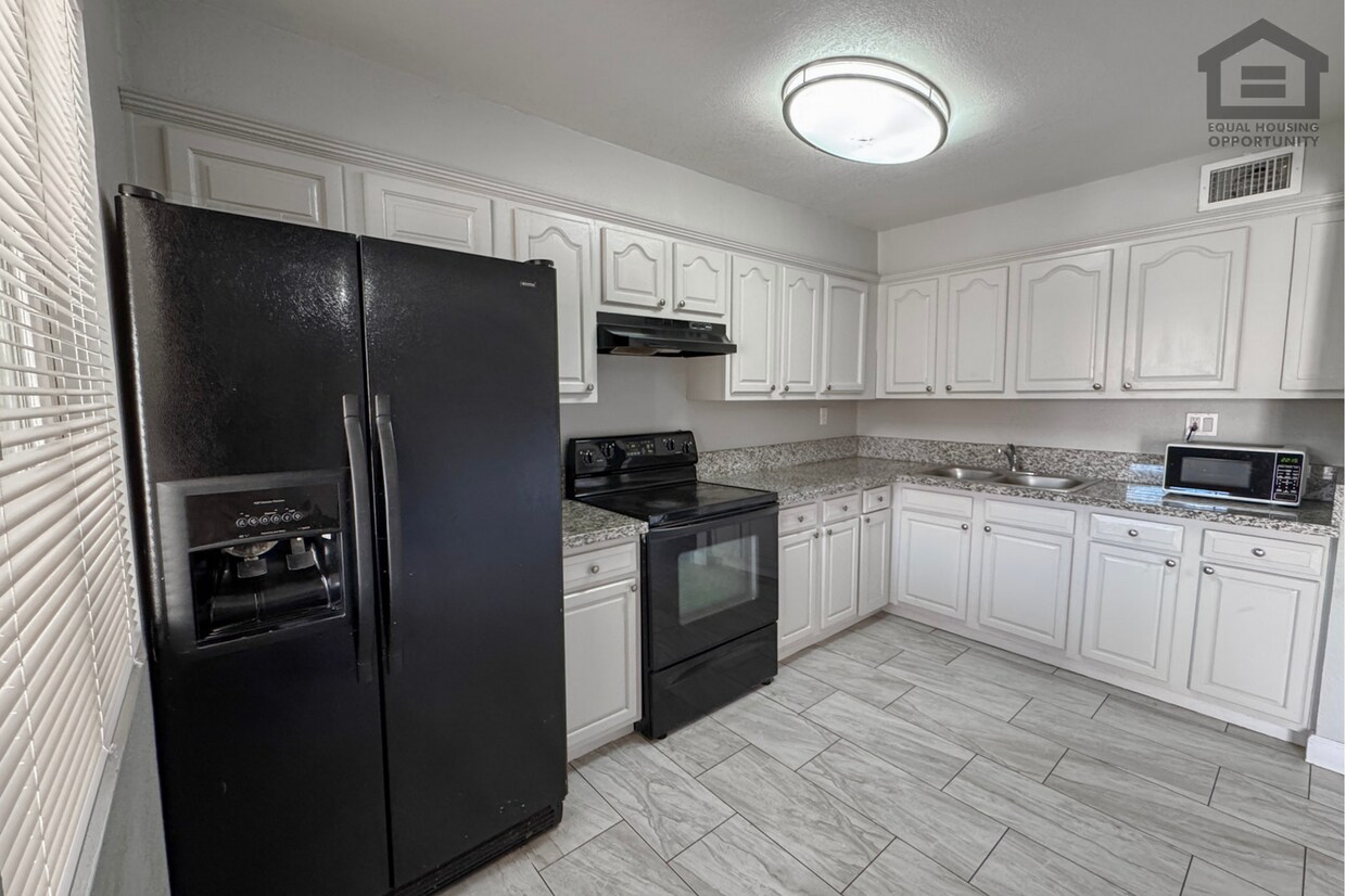 3Bed/2Bath Townhouse at 47th Ave/Maryland Ave! Ready for Immediate Move-In! – FENCED-IN YARD! - 3Bed/2Bath Townhouse at 47th Ave/Maryland Ave! Ready for Immediate Move-In! – FENCED-IN YARD!