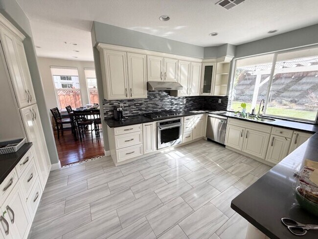 Foto del edificio - Ruby Hill 4 Bed plus Office / 3 bath, Exquisite Home in Gated Community, Amenities