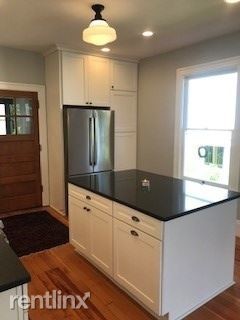 Building Photo - 2 br, 1 bath Apartment - 2401 SE Salmon St