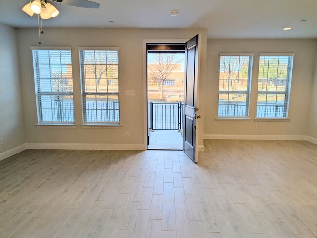 Foto del edificio - Bright & Open 3BR Townhome