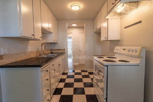 Foto del edificio - 445 Almond Dr