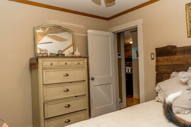 Foto del edificio - Centrally located bungalow!