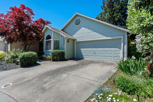 Building Photo - 3 bed 2 bath single level home available f...