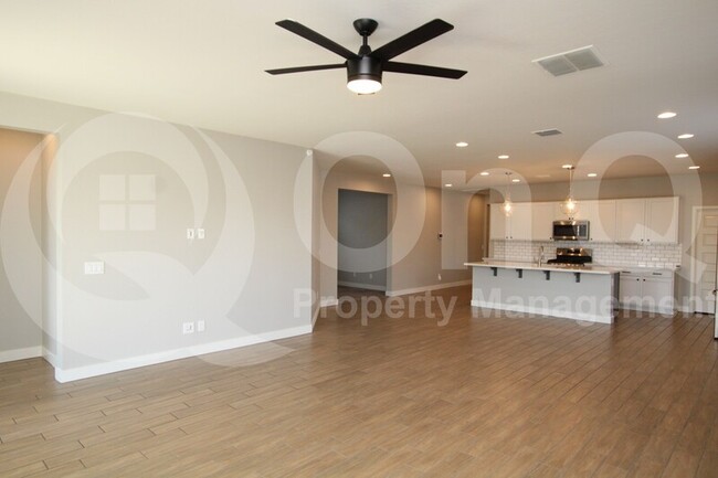 Foto del edificio - 16535 W Desert Ln