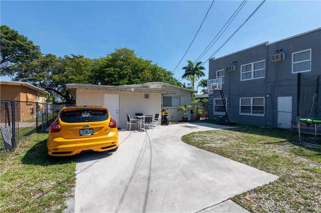 Building Photo - 1944 Adams St