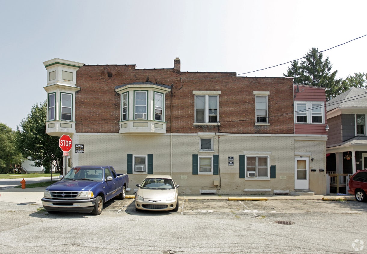 Building Photo - 501 E 10th St
