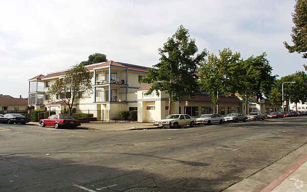 Building Photo - 1200-1250 Bissell Ave