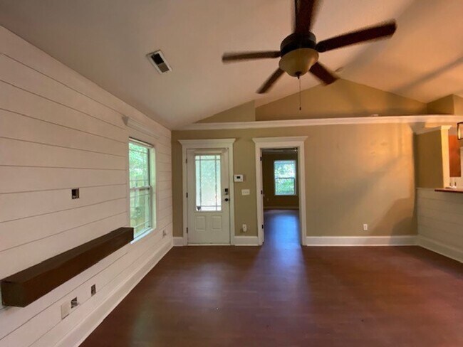 Building Photo - Welcome to this stunning 3-bedroom, 2-bath...