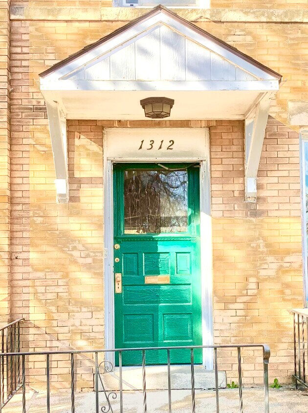 Immaculate townhouse - 1312 Park Ave