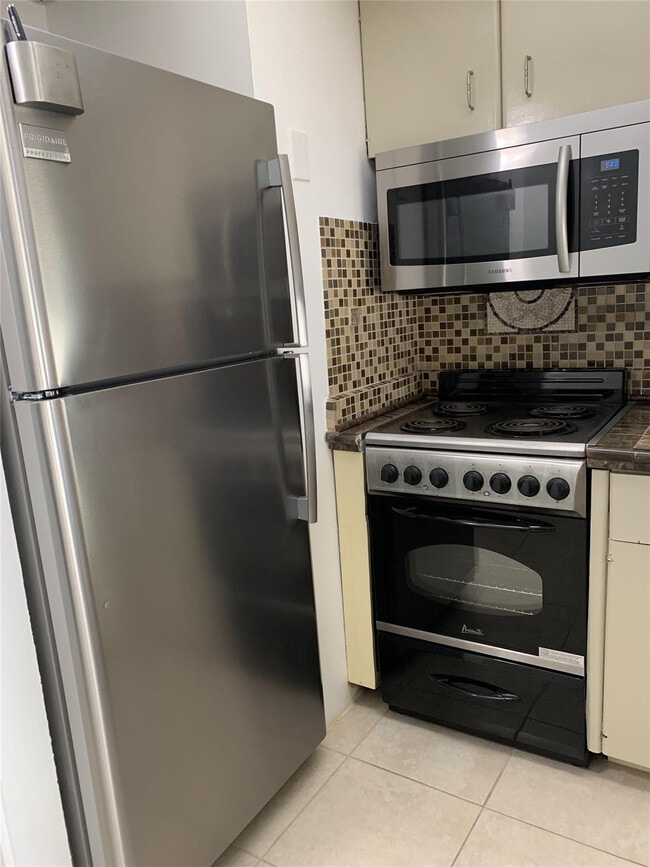 Building Photo - 2900 NE 30th St