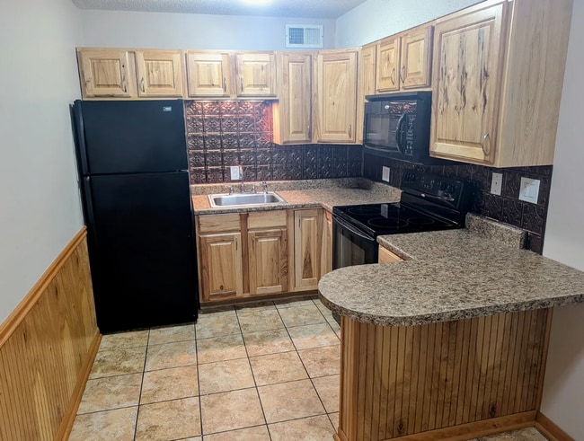 Building Photo - Spacious 1BR Condo – Pool Access & Utilities